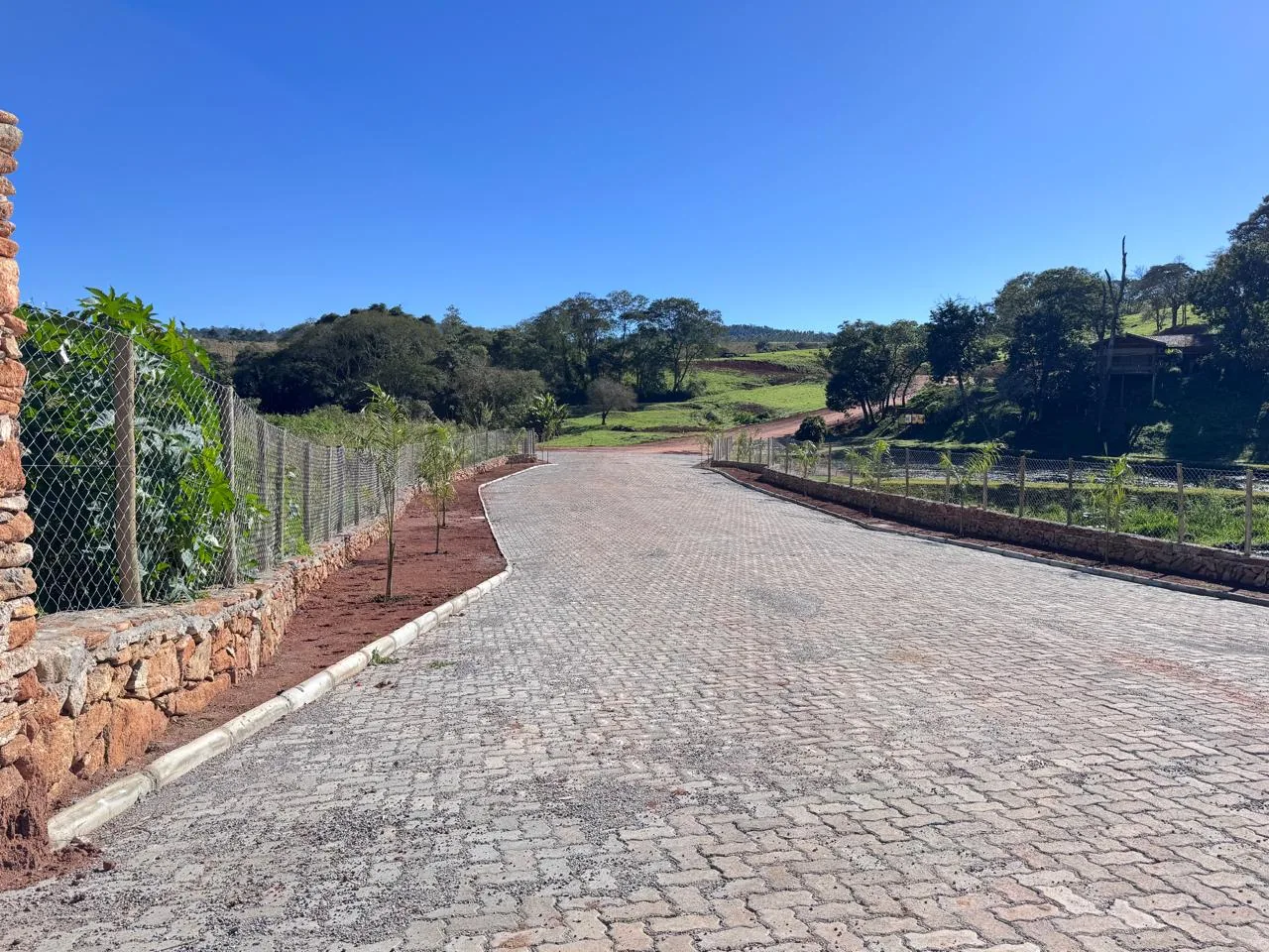 Acesso pavimentado ao Residencial Mariah; fotografia geral, sem identificação de lote