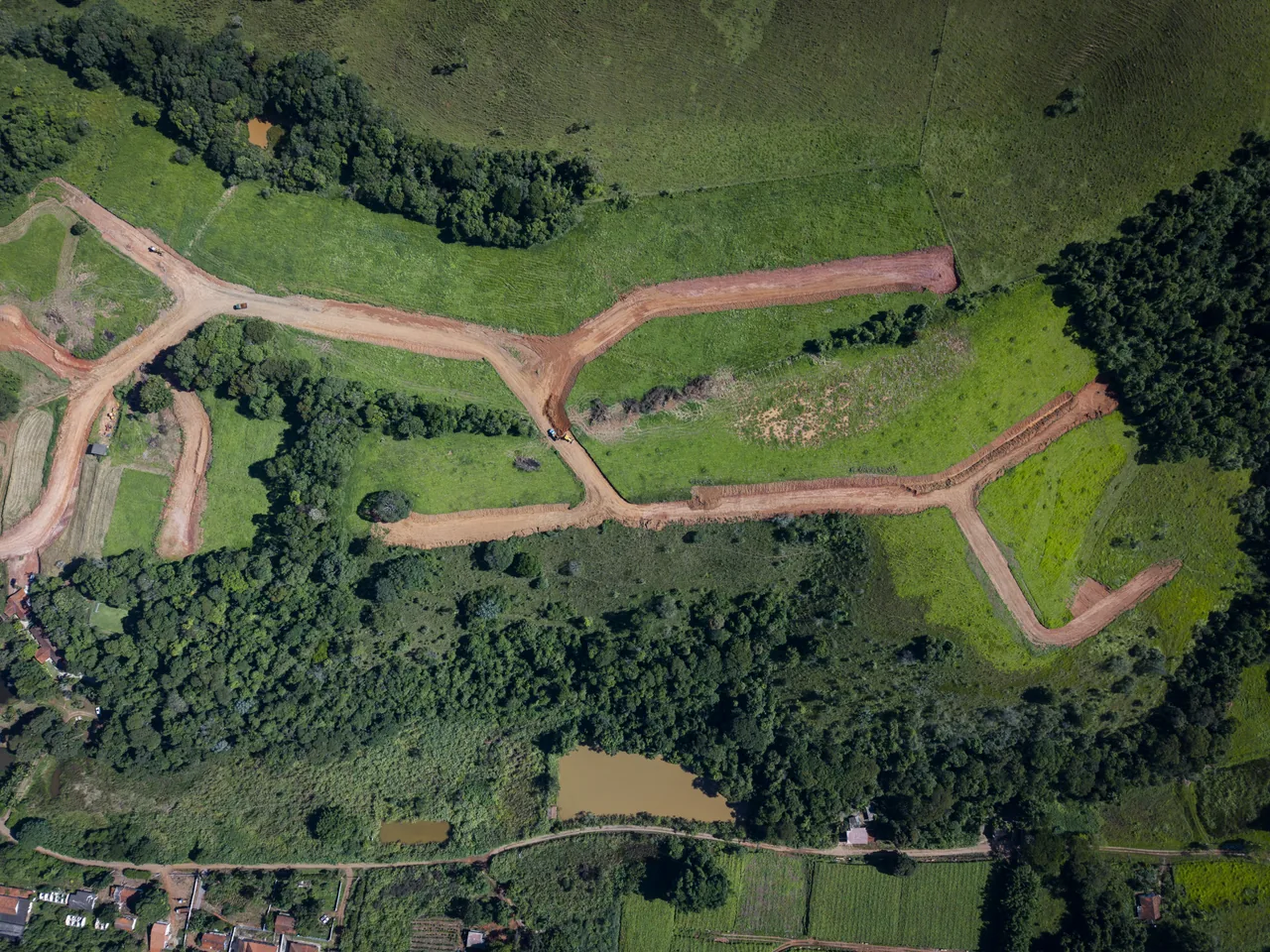 Vista aérea das vias e áreas verdes do Residencial Mariah; fotografia geral, sem identificação de lote