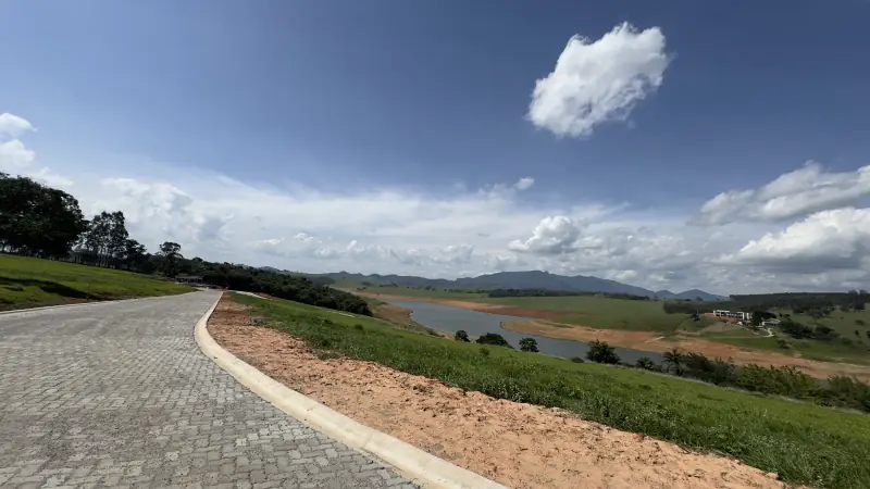 Via pavimentada junto à paisagem da represa; fotografia geral, sem identificação de lote