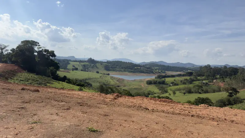 Terreno e horizonte com a Represa Jaguari ao fundo; fotografia geral, sem identificação de lote