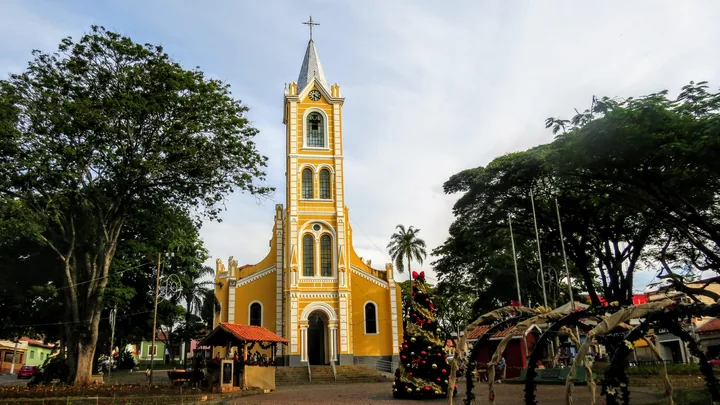 Igreja Matriz de São João Batista e Praça da Matriz, no centro de Joanópolis